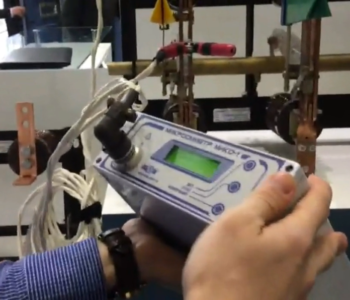 Demonstration of the operation of the MIKO-1 microohmmeter on a knife disconnect