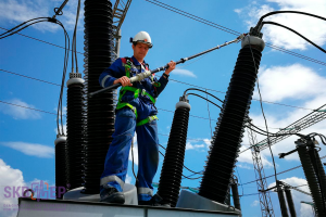 Working with the manipulating rod on the high-voltage switch Siemens