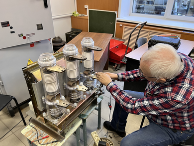 New laser transducer for BB/TEL type circuit breakers in the development